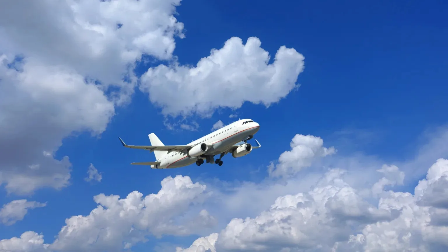 طائرة في مطار مغربي أثناء التزود بالوقود