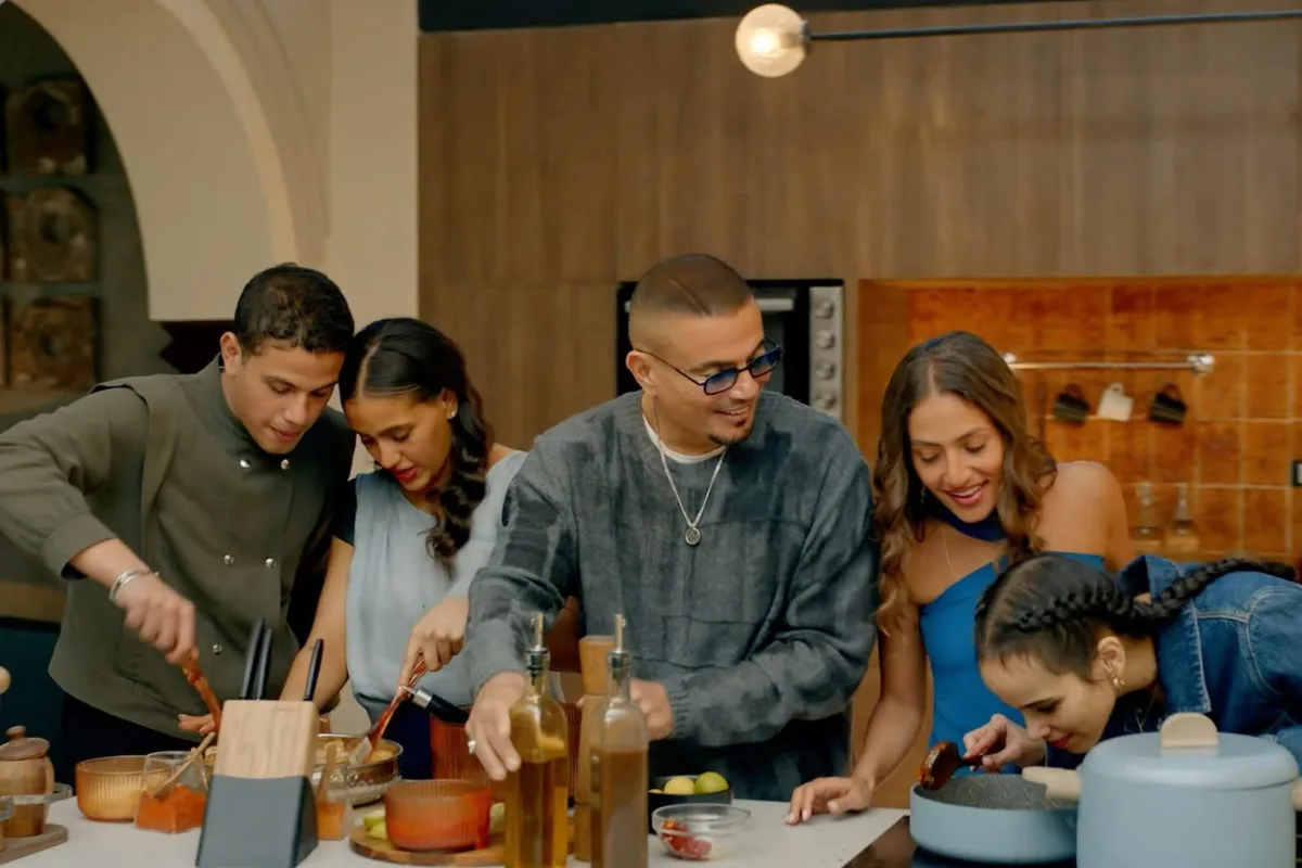 عمرو دياب في أول ظهور عائلي مع أغنية نقصاك القعدة