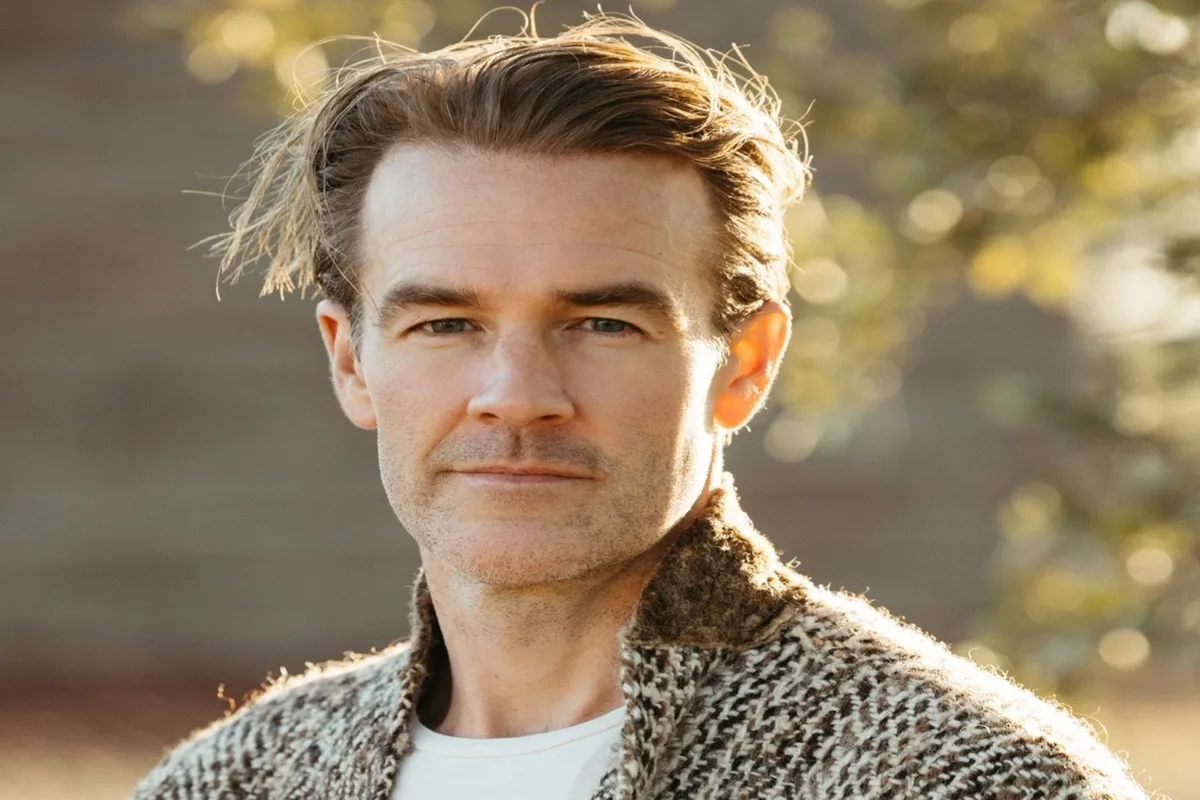 وفاة جيمس فان دير بيك: نجم “داوسونز كريك” يرحل عن 48