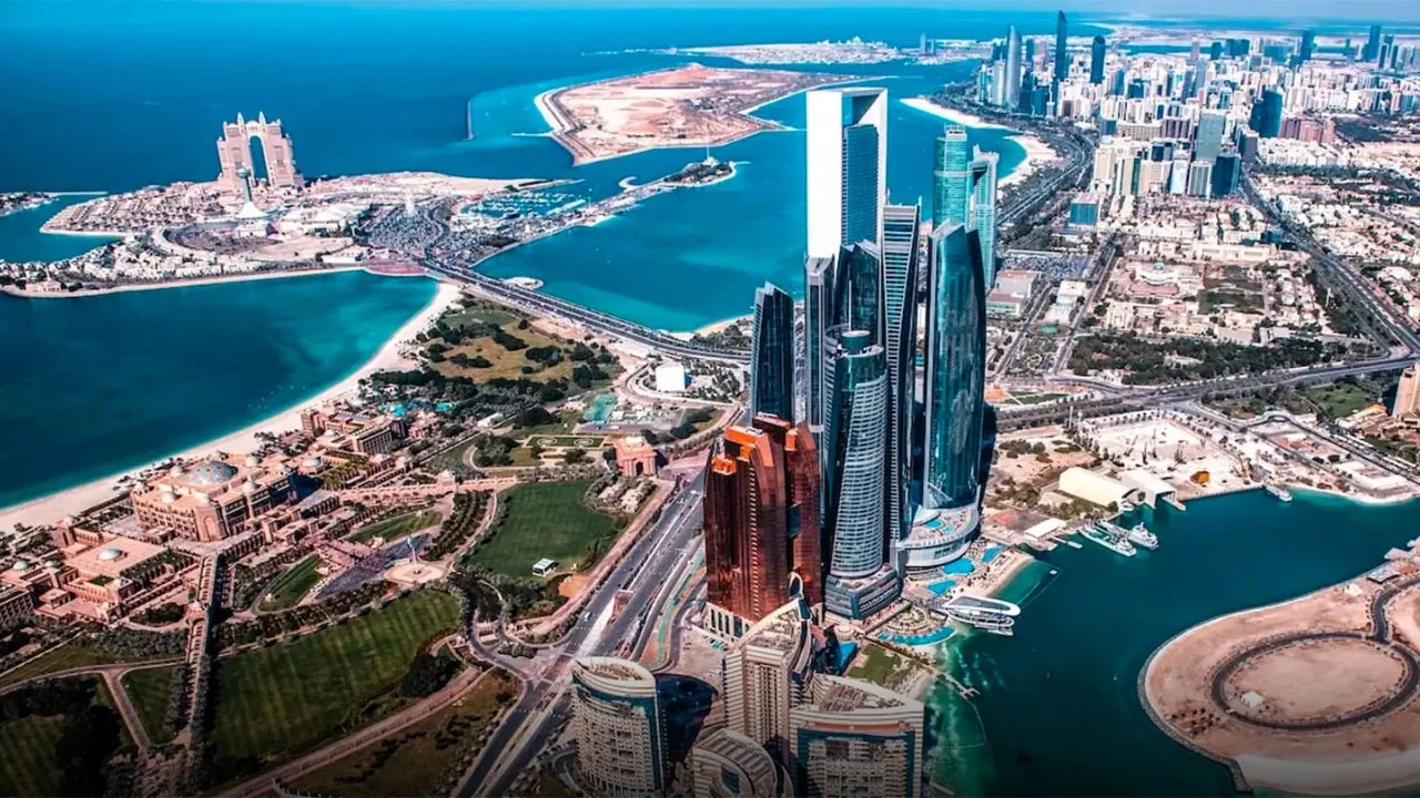 أبوظبي.. الفرق المختصة تتمكن من السيطرة على الحريق في حقل شاه