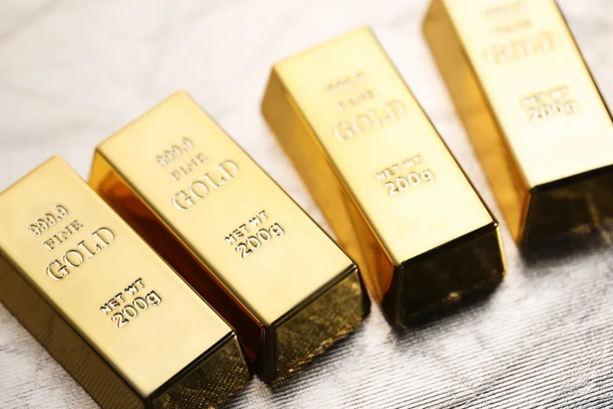 الذهب يهبط مع توقعات رفع أسعار الفائدة