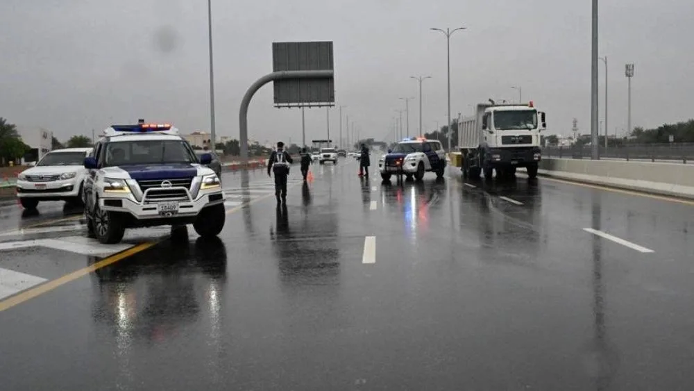 شرطة أبوظبي تدعو للالتزام بالقيادة الآمنة مع الأمطار
