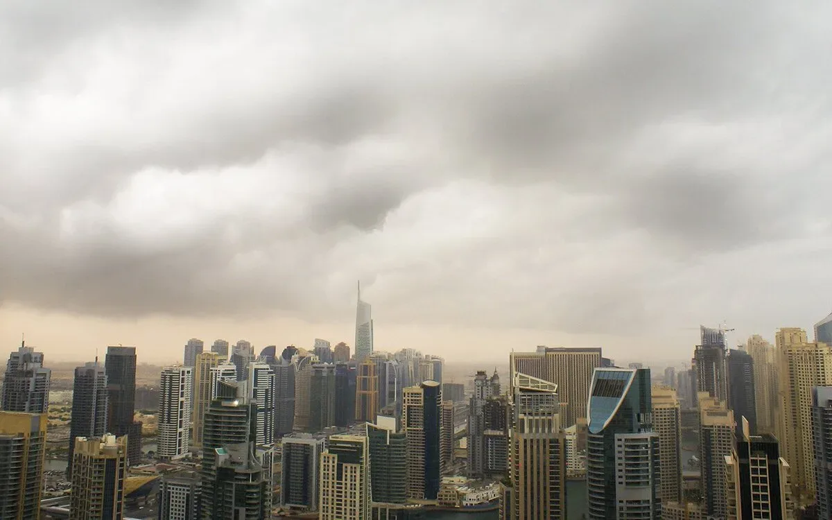 الإمارات.. طقس الغد صحو إلى غائم جزئياً