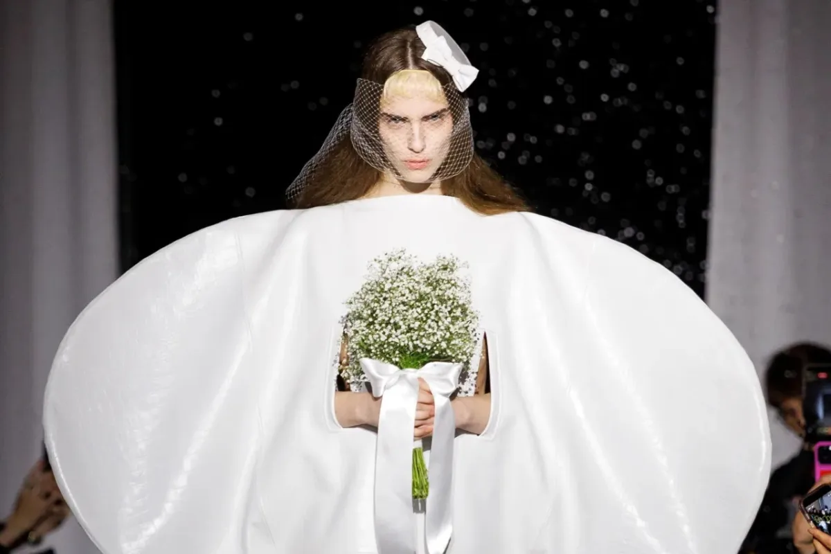 Vaquera تلفت الأنظار بإطلالات مبتورة وسراويل ساقطة