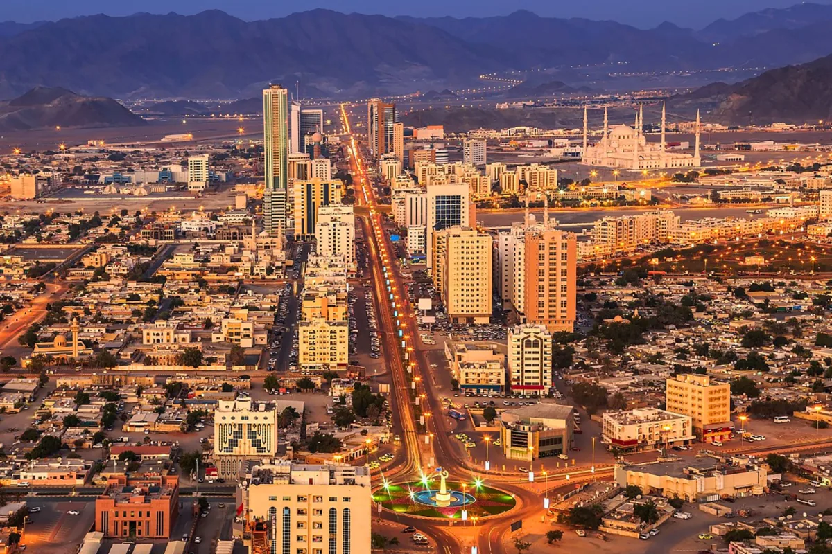 الفجيرة: إخماد حريق في منطقة “فوز” البترولية بعد سقوط شظايا درون