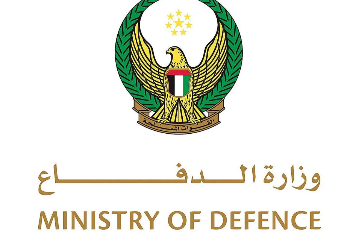 شعار وزارة الدفاع الإماراتية يظهر نسرًا ذهبيًا يحمل علم الإمارات