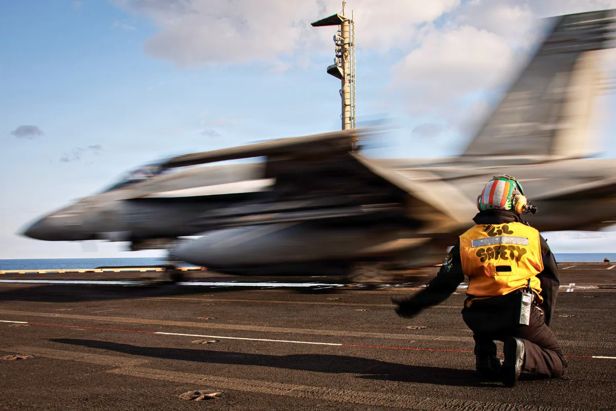 واشنطن تضرب حاملة مسيّرات إيرانية وتُشعلها