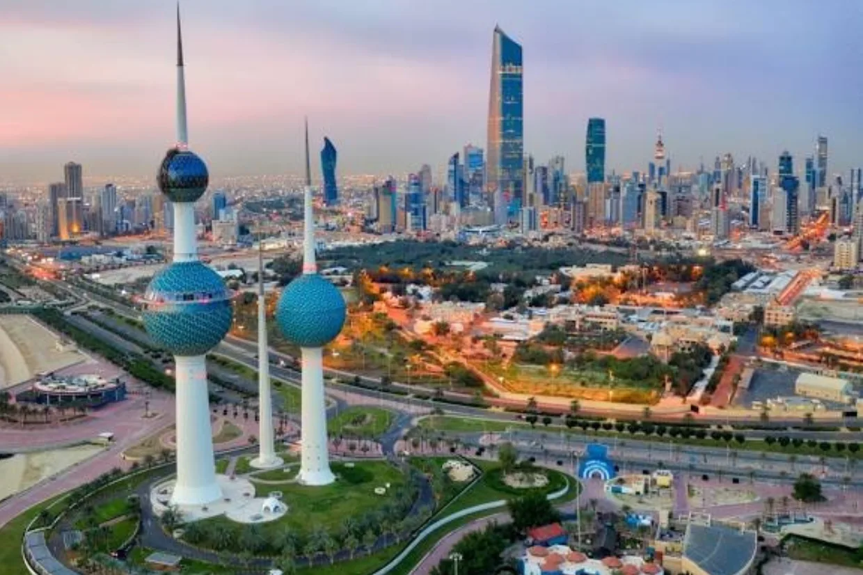 منظر جوي لأبراج الكويت الشهيرة وأفق مدينة الكويت الحديثة عند الغروب، يظهر جمال العاصمة.
