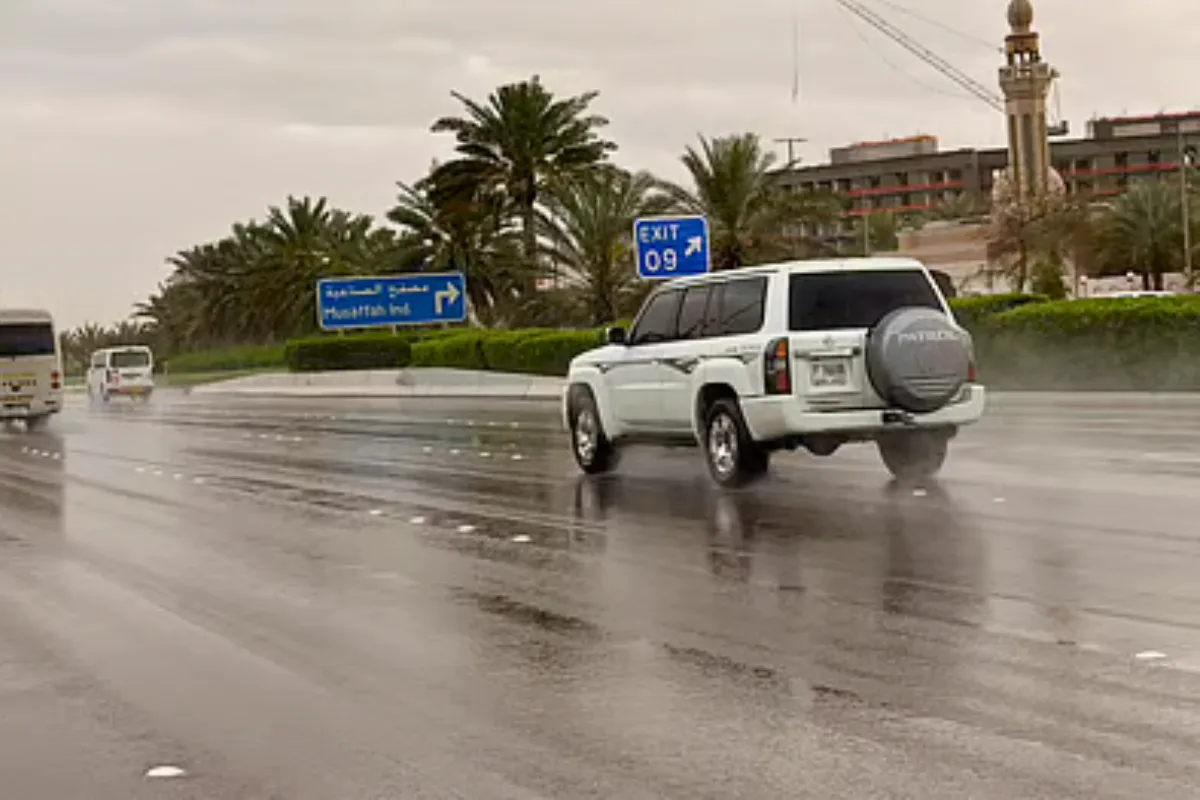 الداخلية الإماراتية تحذر من طقس مضطرب وأمطار غزيرة