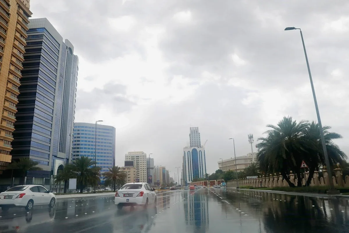 شرطة أبوظبي تشدد على القيادة الآمنة مع تدهور الأحوال الجوية