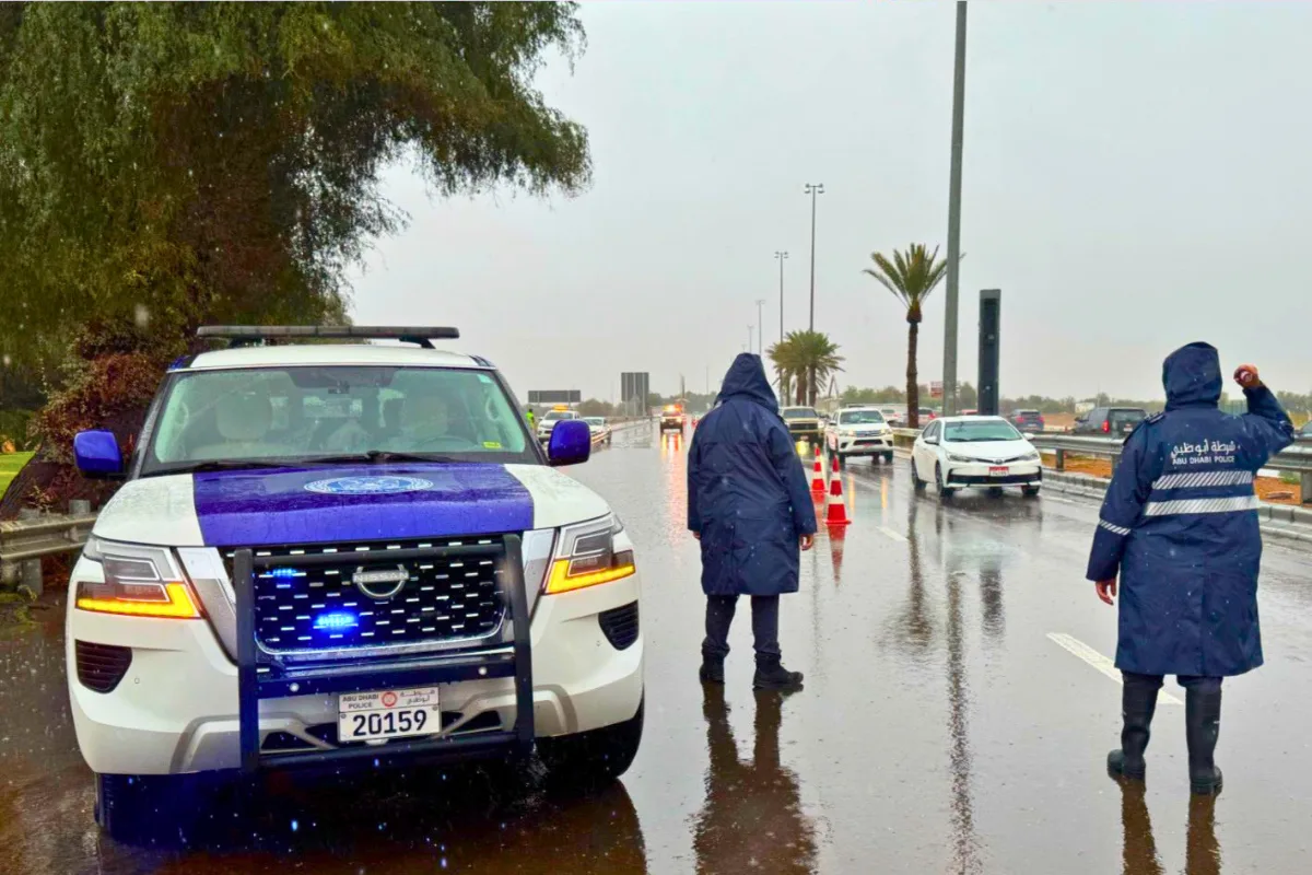 شرطة أبوظبي تشدد على القيادة الآمنة مع تدهور الأحوال الجوية