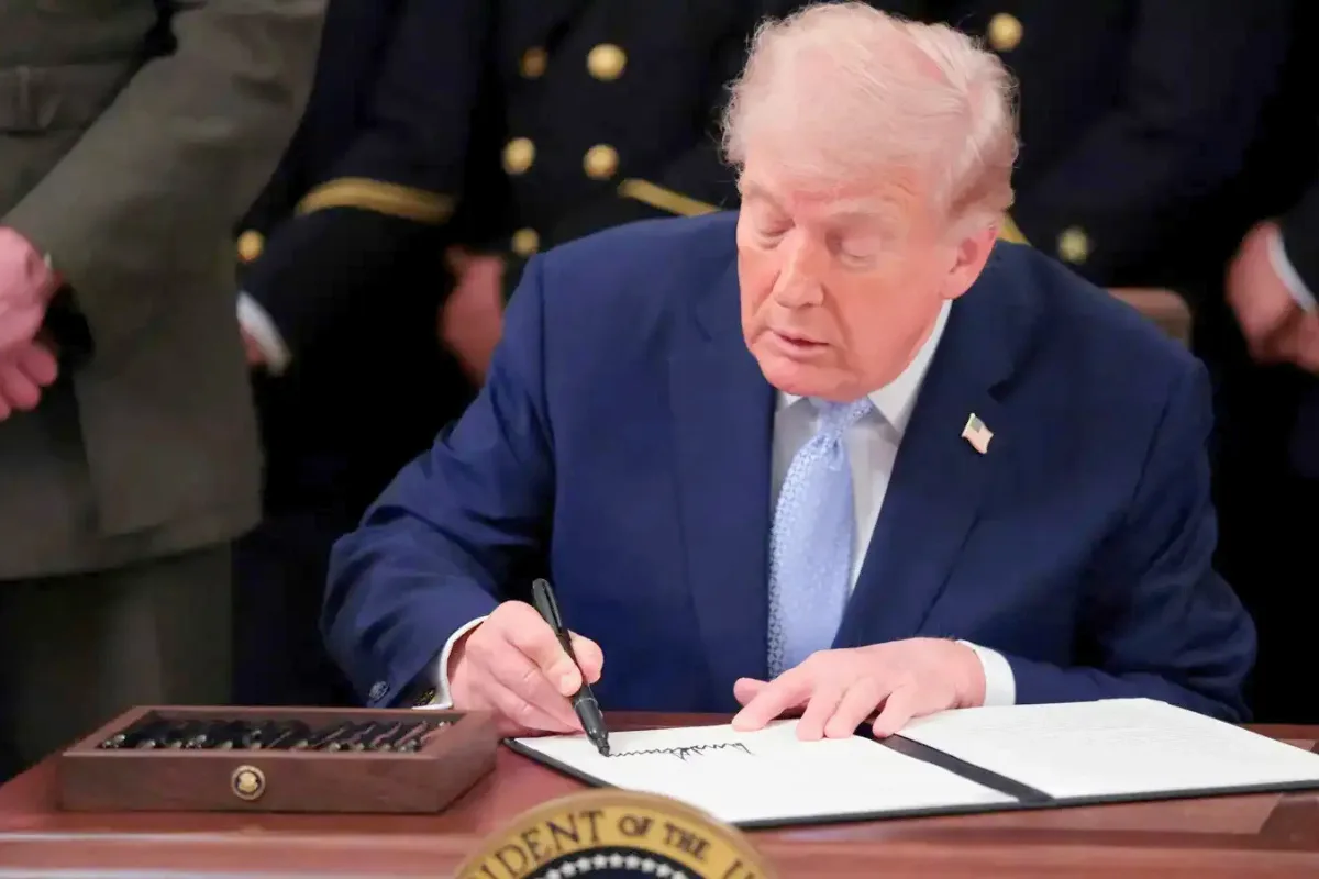 ترامب يضع توقيعه على الدولار الأمريكي