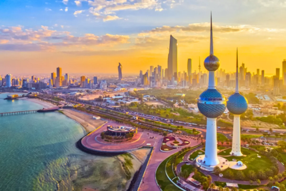 تعطّل 7 خطوط كهرباء في الكويت جراء سقوط شظايا