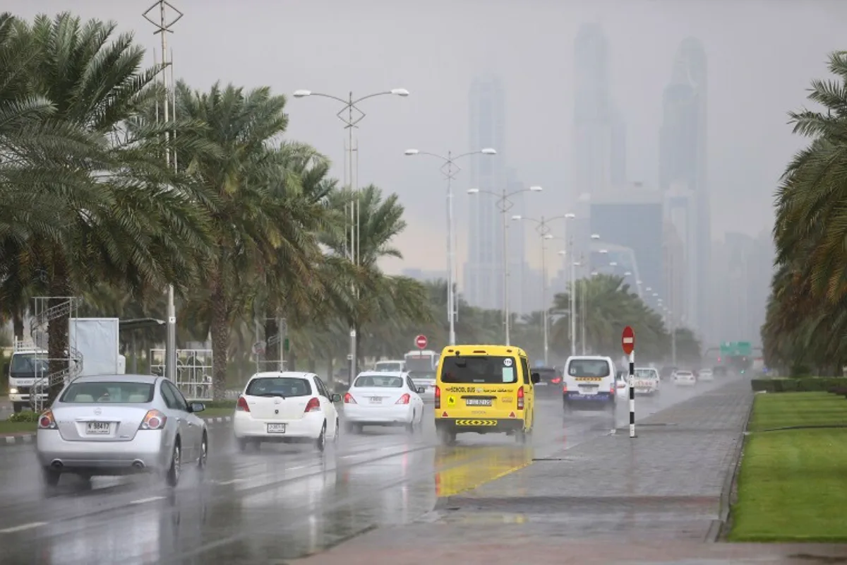 طقس الإمارات: توضيح من “الطوارئ” وتفعيل خفض السرعات في أبوظبي