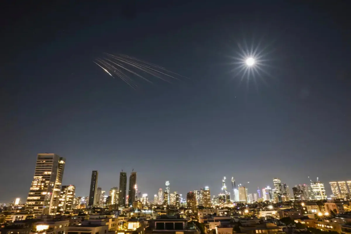 إسرائيل تتصدى لصواريخ إيرانية فوق صفد وحيفا