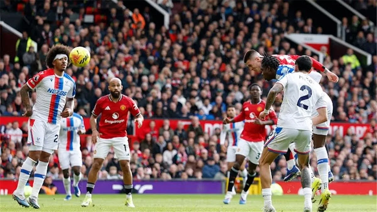 مانشستر يونايتد يصعد إلى المركز الثالث بعد الفوز على كريستال بالاس