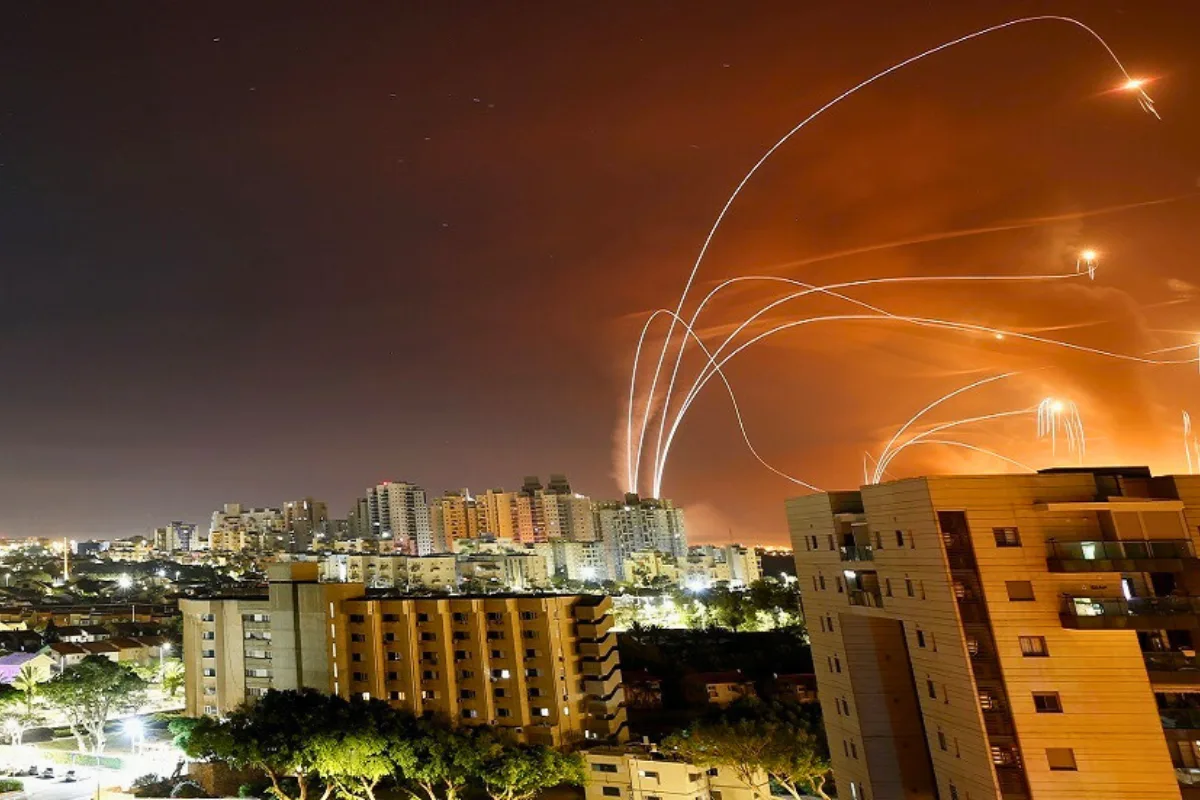 إيران تطلق 100 صاروخ على إسرائيل رداً على اغتيال لاريجاني