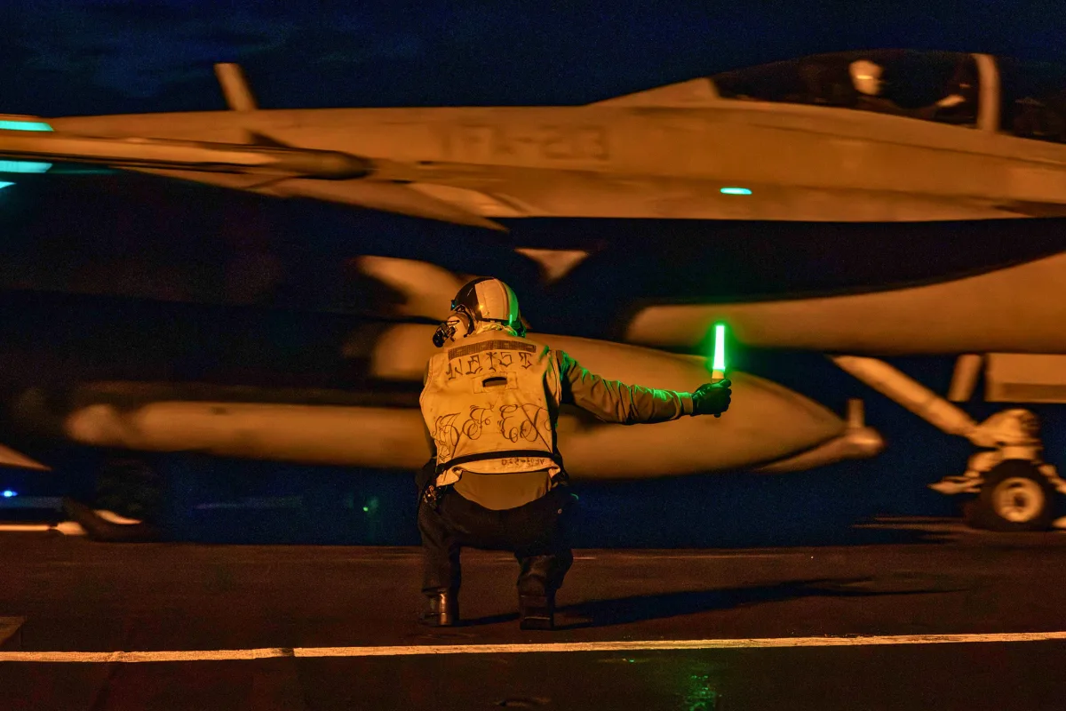 واشنطن تستهدف منشآت صاروخية قرب هرمز بأسلحة خارقة للتحصينات