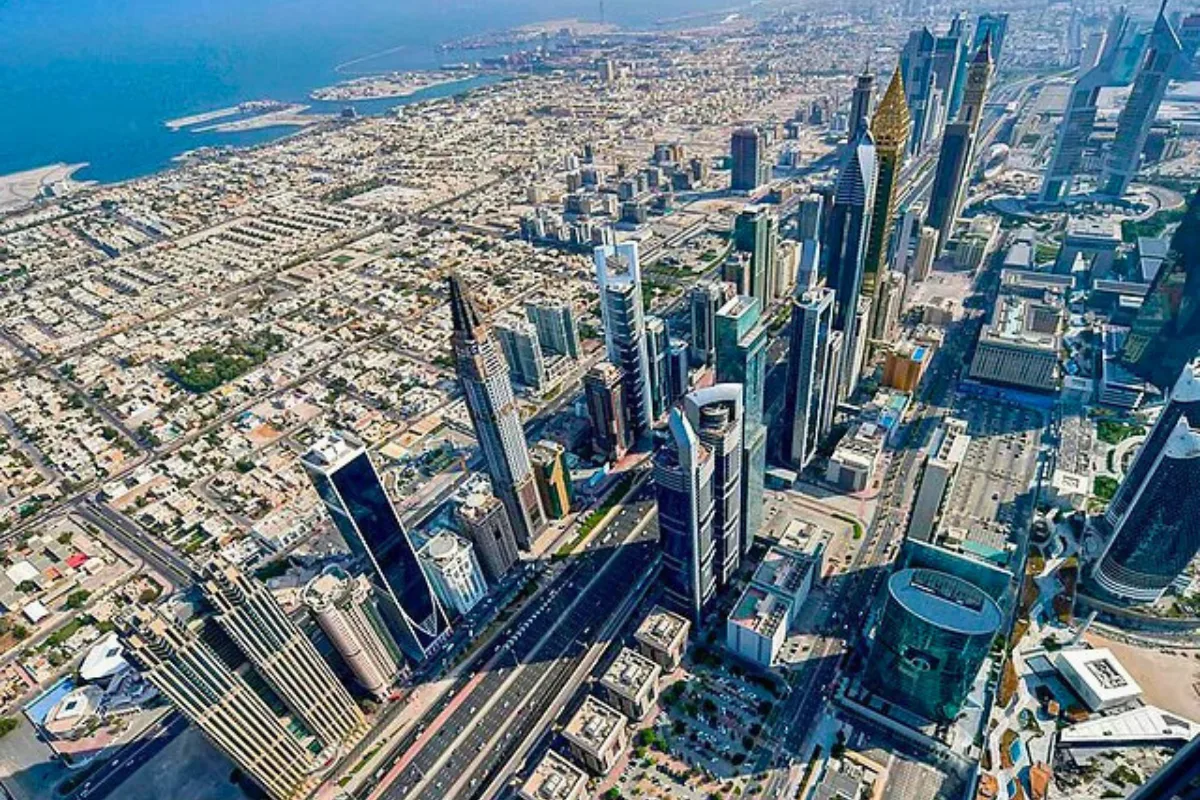 التعامل مع حادث نتيجة سقوط شظايا على واجهة مبنى في دبي