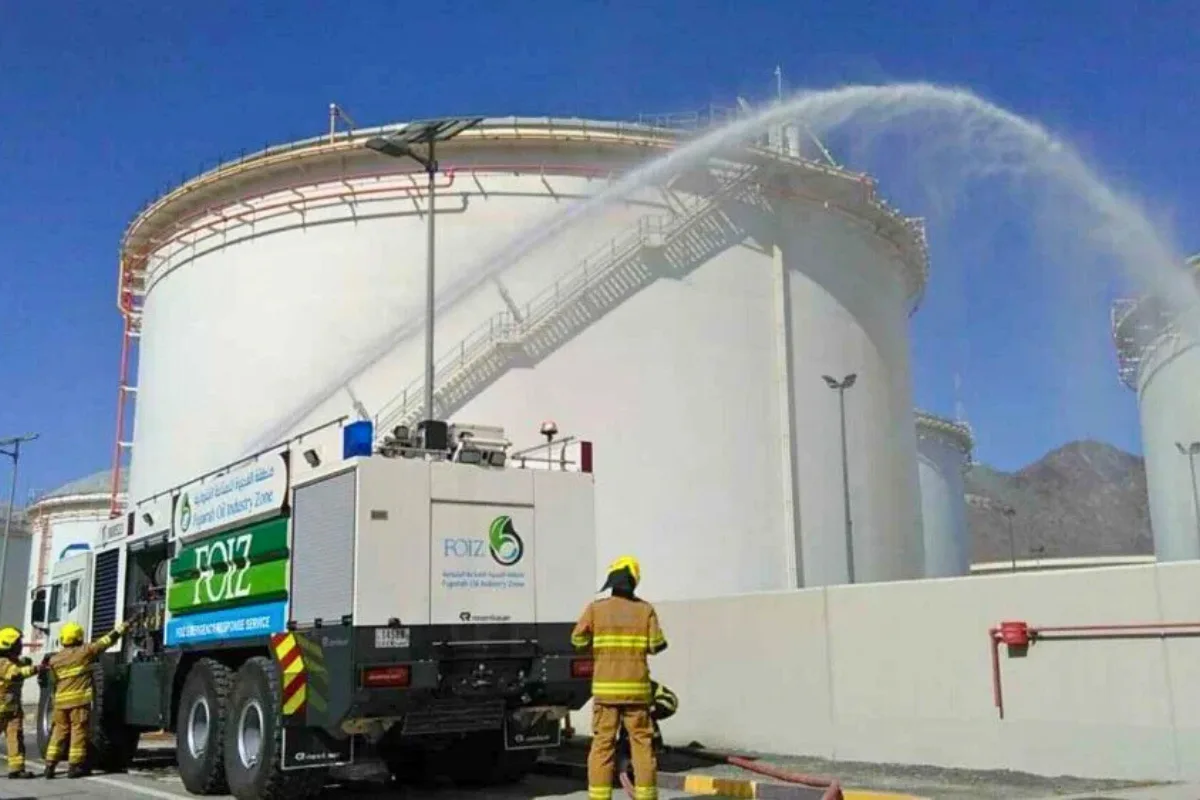 الدفاع المدني يتعامل مع حريق بمنطقة الفجيرة للصناعات البترولية