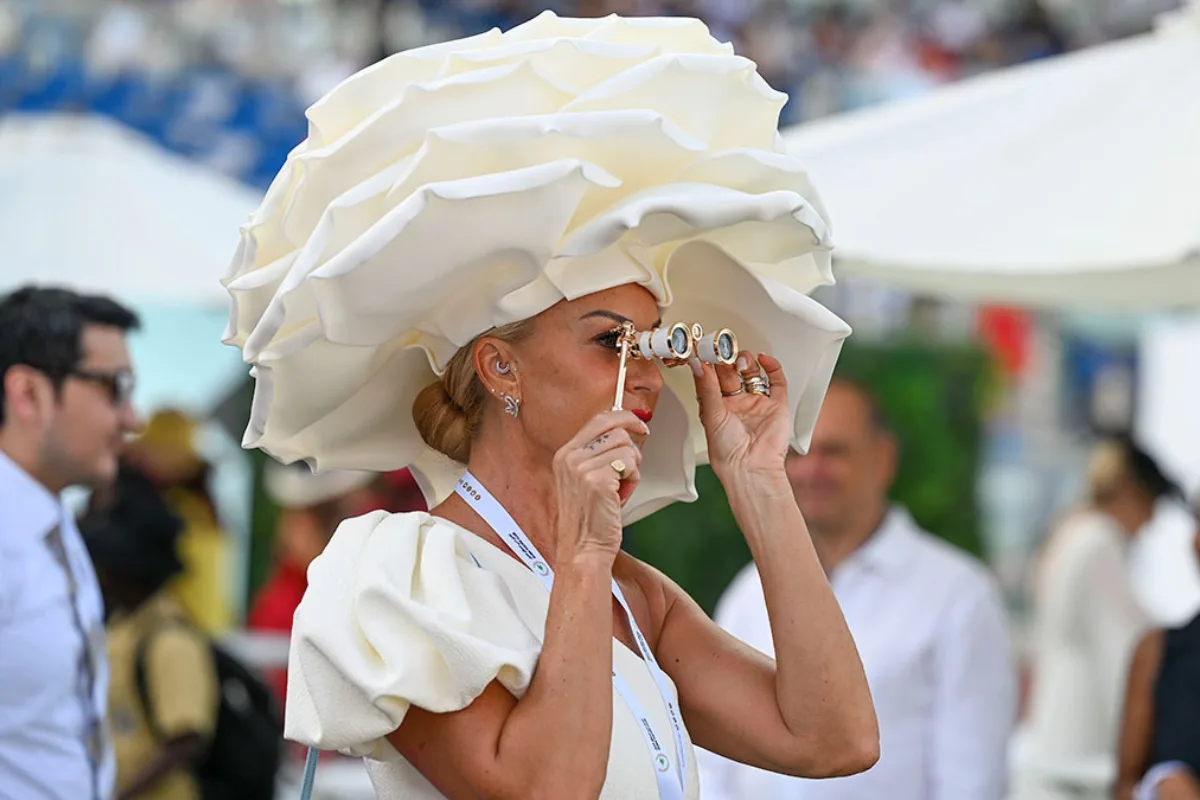 جنون الأناقة في ميدان… القصة الواقعية للقبعات الغريبة في كأس دبي العالمي