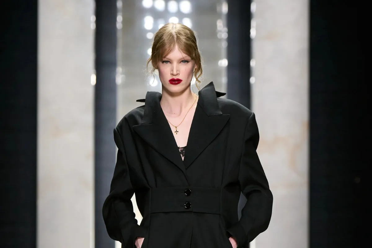 الأسود يحكم ميلانو: بيان قوة من دولتشي آند غابانا