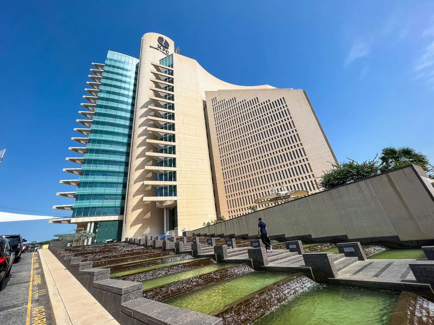 البترول الكويتية تعلن خفضاً احترازياً لإنتاج النفط والتكرير