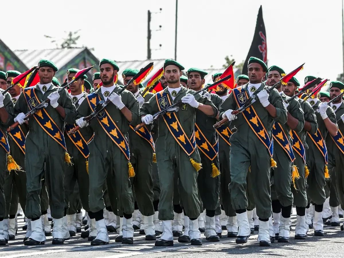 فراغ في قمة الهرم: هل يخلع الحرس الثوري عمامة الولي الفقيه ليحكم إيران بالبزة العسكرية؟