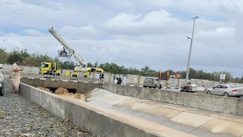 إنقاذ فتى جرفته مياه وادٍ بخورفكان