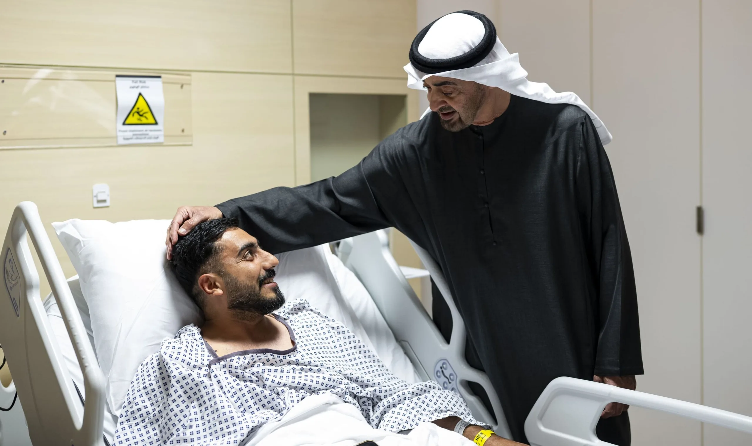 رئيس الإمارات يزور عدداً من المصابين الذين يتلقون العلاج في المستشفى