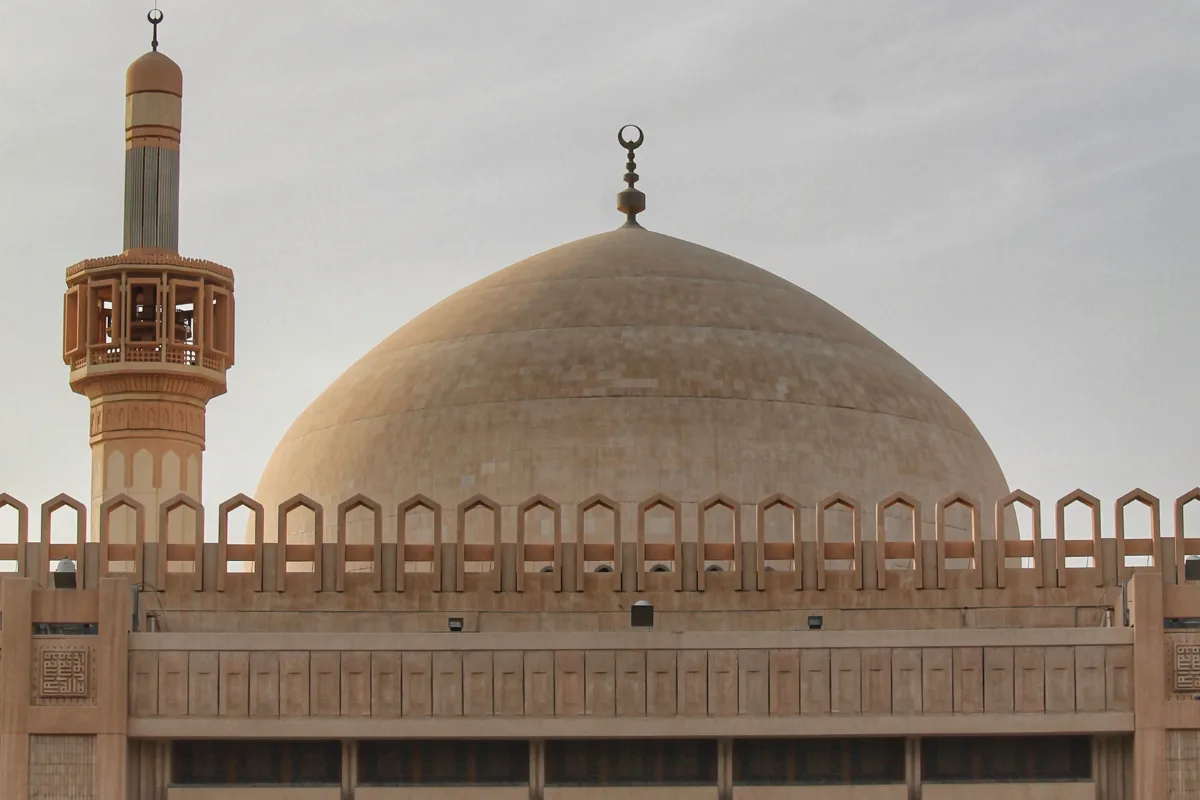 الكويت تعلّق صلاة التراويح مؤقتًا في جميع المساجد