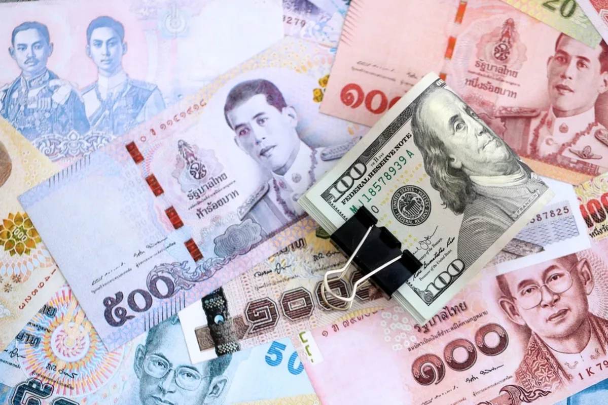 العملة الأمريكية تتراجع أمام اليورو والإسترليني