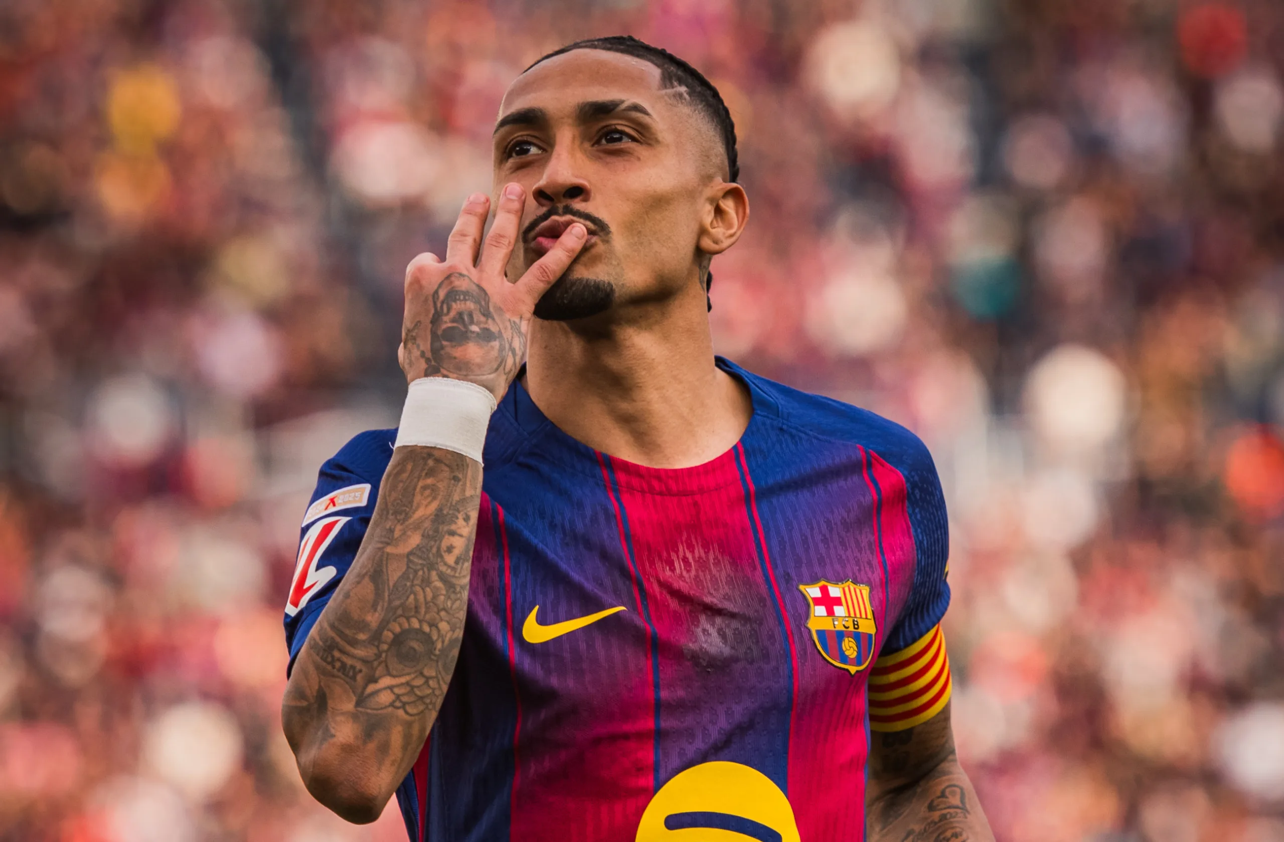 هاتريك رافينيا يقود برشلونة للفوز على إشبيلية 5-2