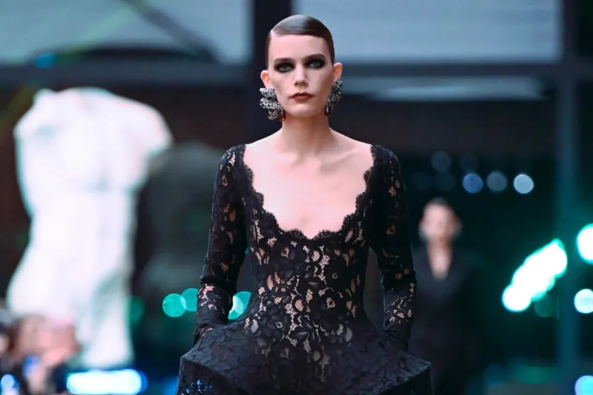 سان لوران خريف 2026: صرامة أنثوية بنكهة الثمانينيات