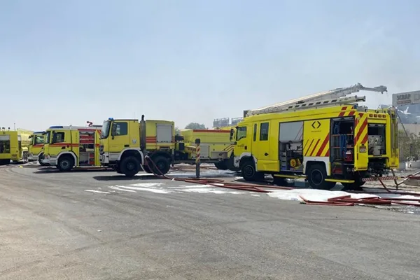 أبوظبي ..فرق الطوارئ تتعامل مع حريق في موقع إنشاءات بمنطقة المشرف