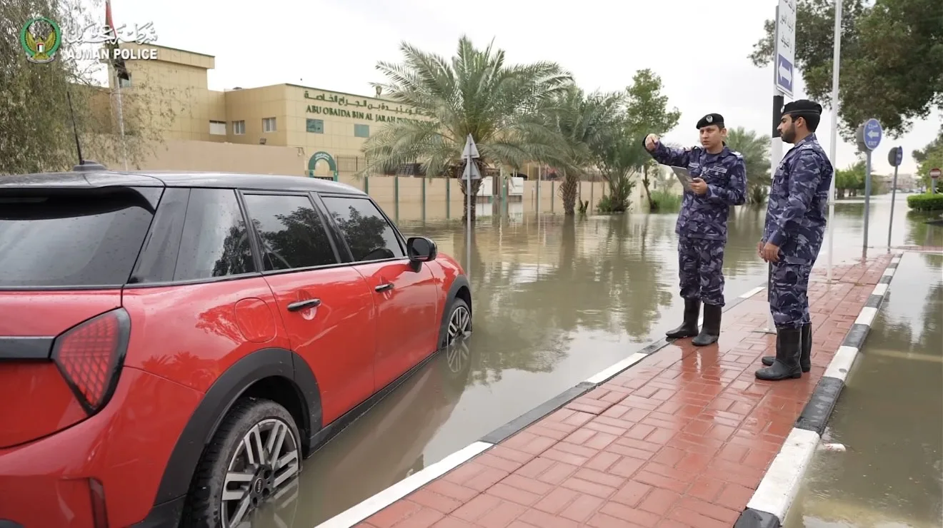 شرطة عجمان تصدر شهادات للمركبات المتضررة من مياه الأمطار دون طلب