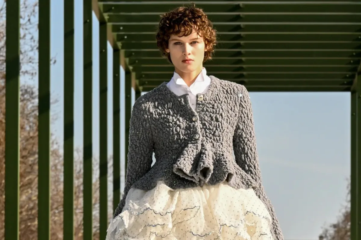 عرض أزياء ديور خريف 2026 يغلب عليه الرومانسية