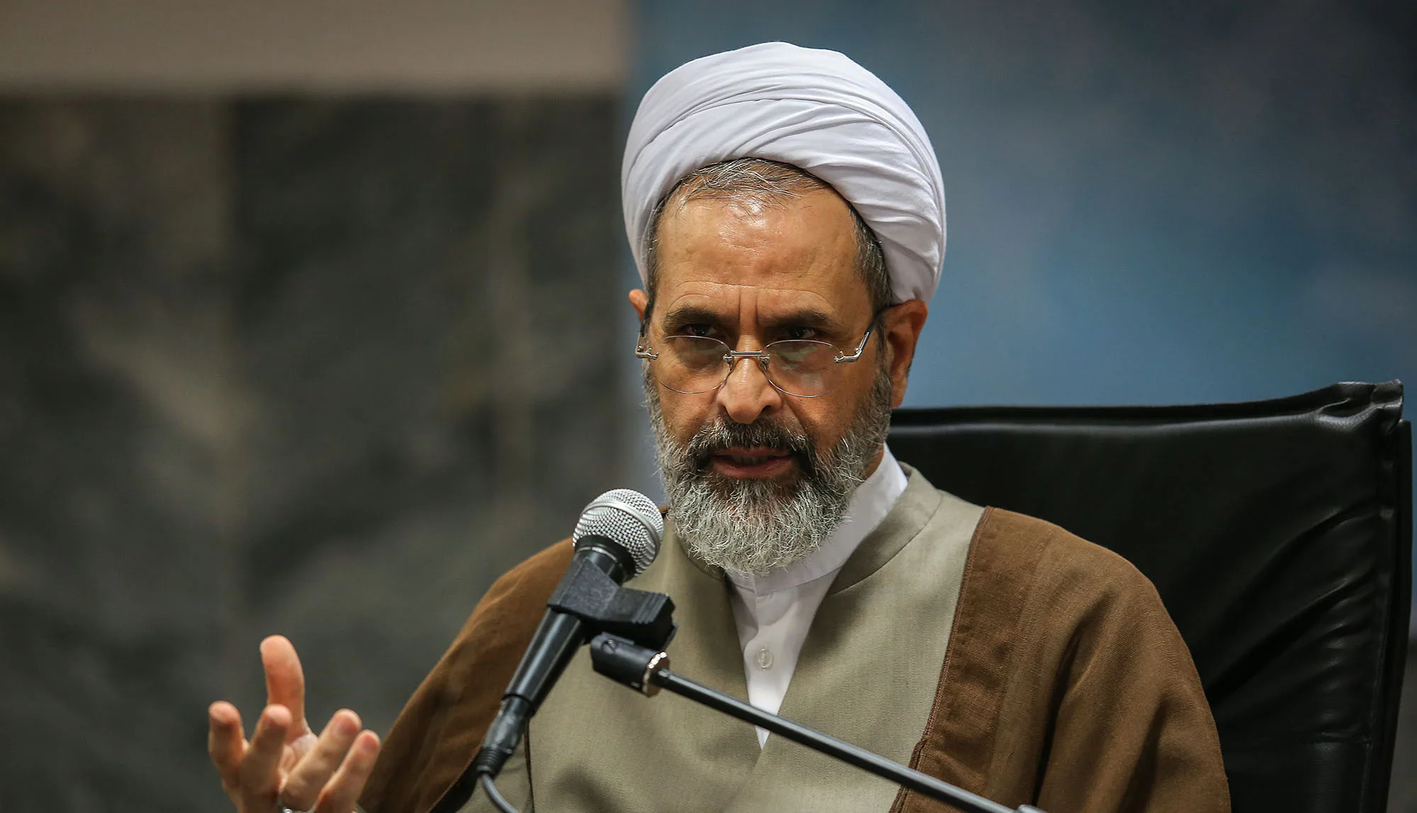 رجل المؤسسة الغامض: هل يكون علي رضا أعرافي “المرشد” القادم من رحم القيادة المؤقتة؟