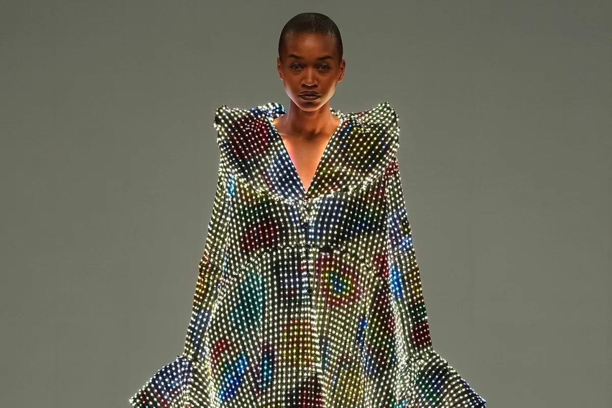 بالفيديو: فساتين LED تتحول إلى أشباح رقمية