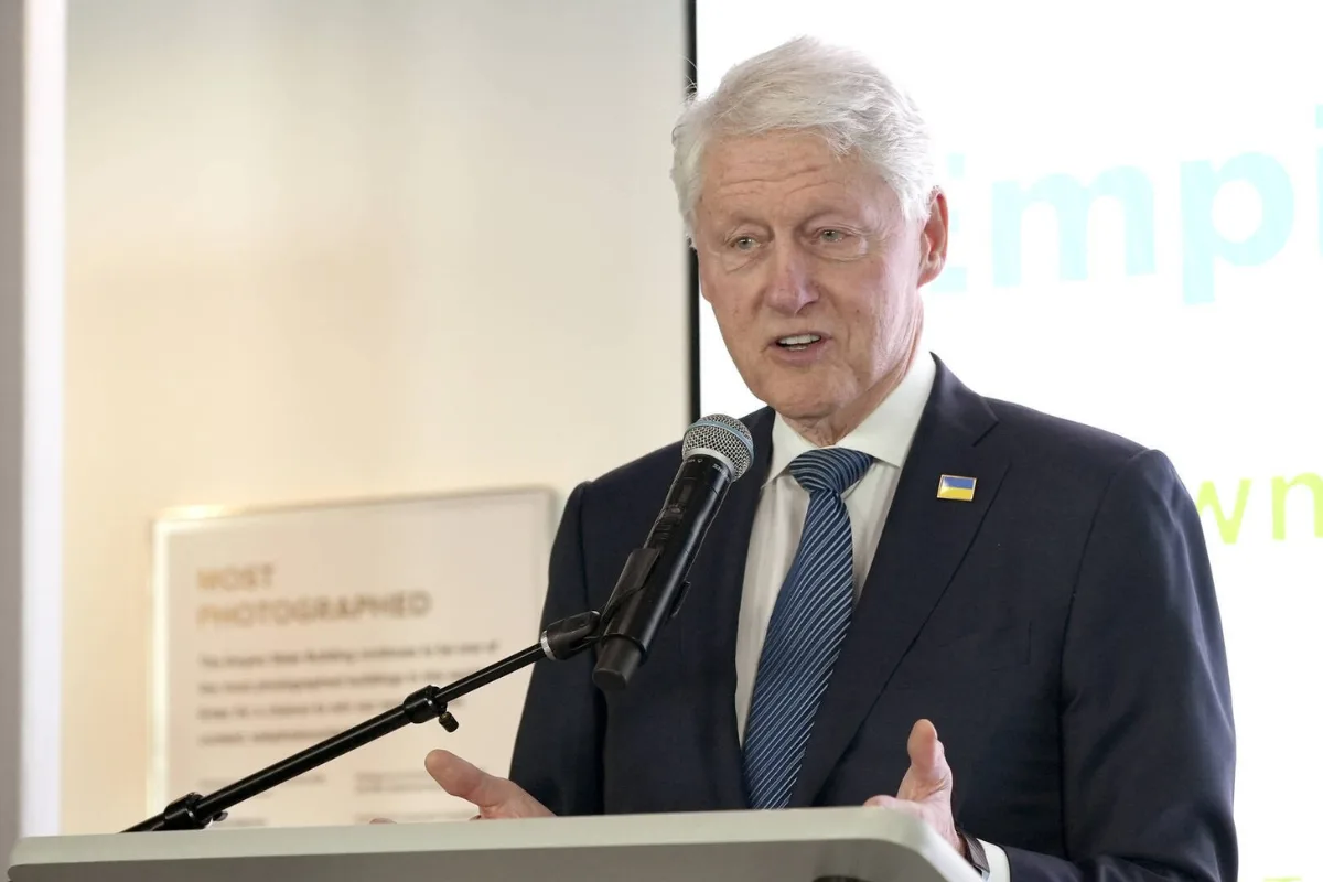 كلينتون يواجه الكونغرس حول صورة الجاكوزي في ملف إبستين