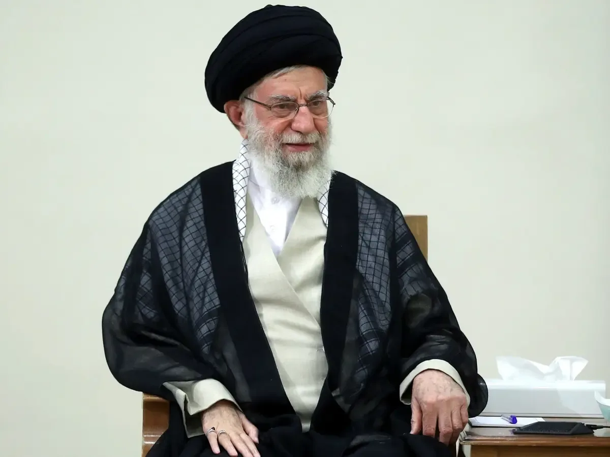 من الظل إلى الركام: علي خامنئي وقبضة حديدية استمرت 37 عاماً