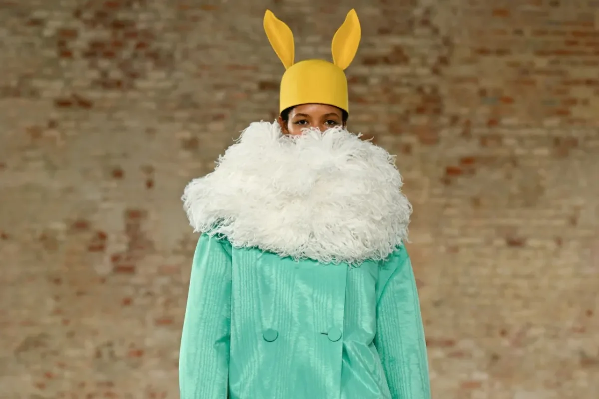 موسكينو خريف 2026: سخرية على الطريقة الأرجنتينية