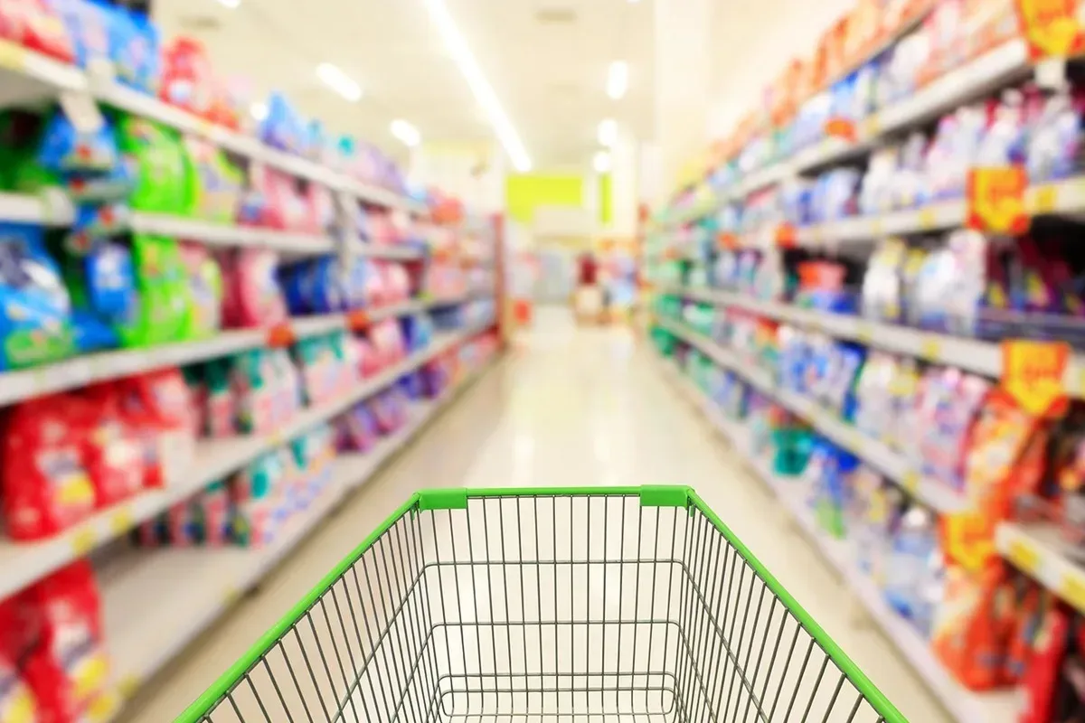 الإمارات.. وزير الاقتصاد والسياحة يؤكد وفرة السلع وتراجع الأسعار