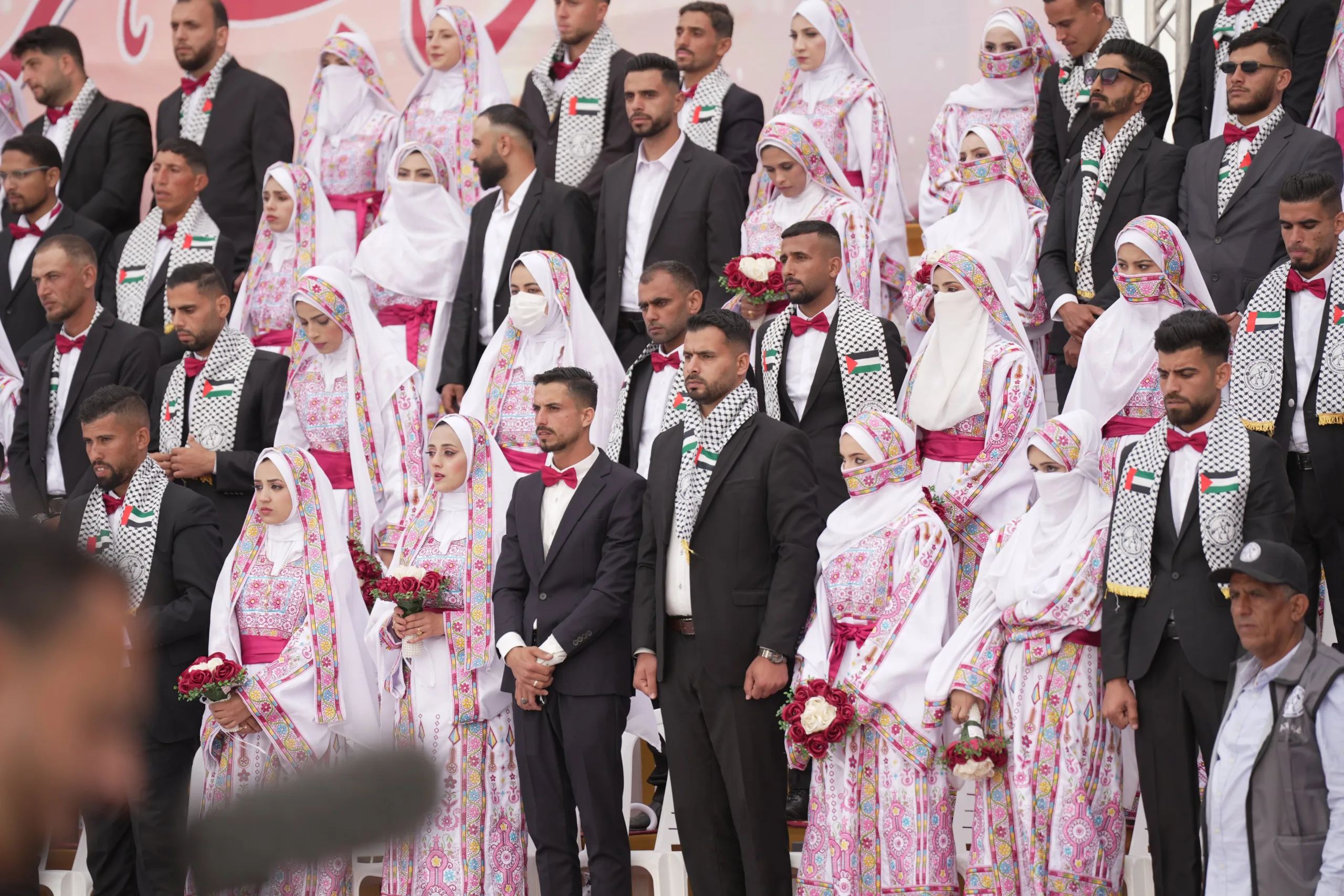 الإمارات ترعى حفل زفاف جماعي يضم مئات الأزواج في غزة