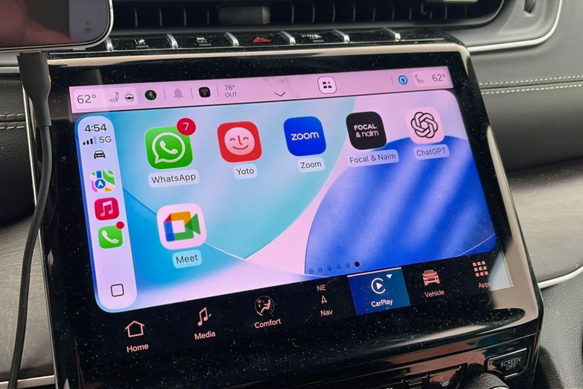 سيارتك تتحدث معك الآن.. ChatGPT يدخل CarPlay