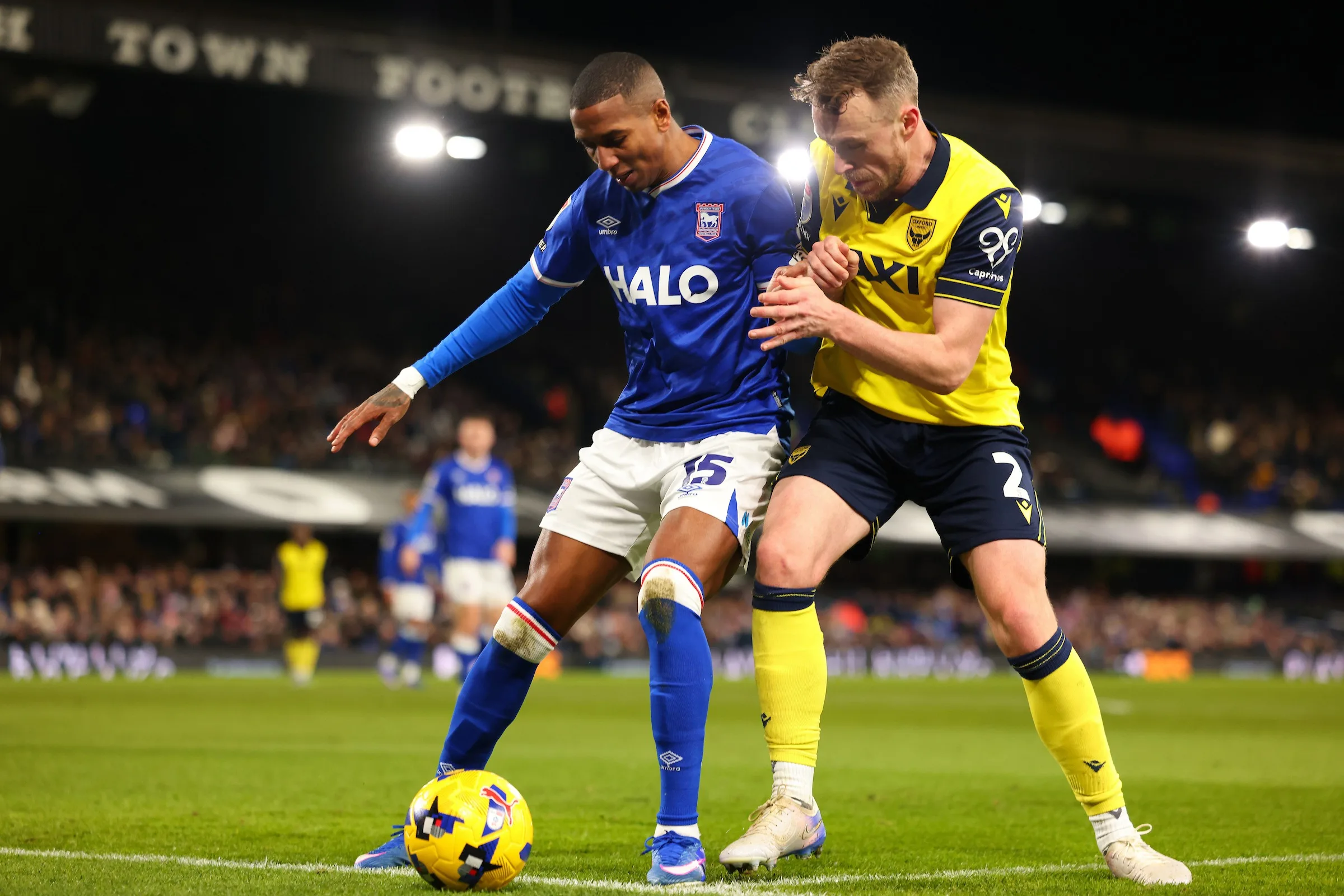 آشلي يونغ يعتزل كرة القدم بعد مسيرة استمرت 23 عاماً