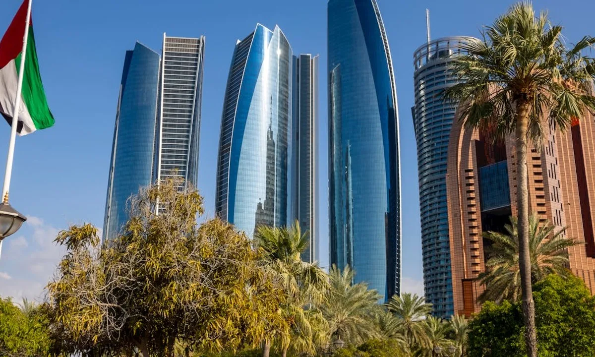 انسحاب الإمارات من أوبك: ترامب يرحب وأسعار النفط تواصل الارتفاع وسط أزمة مضيق هرمز