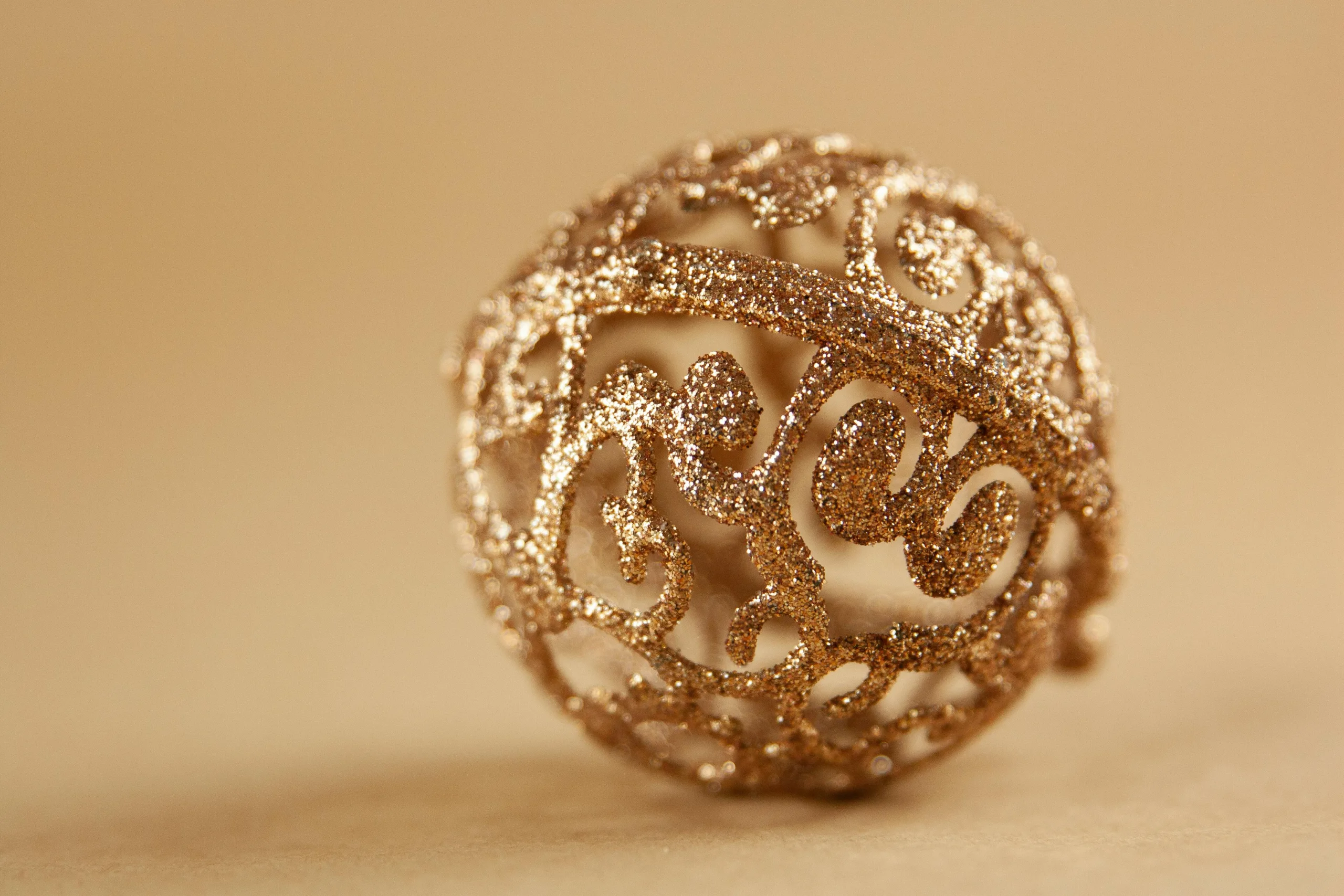 ارتفاع أسعار الذهب وسط انخفاض الدولار وترقب المشهد الجيوسياسي