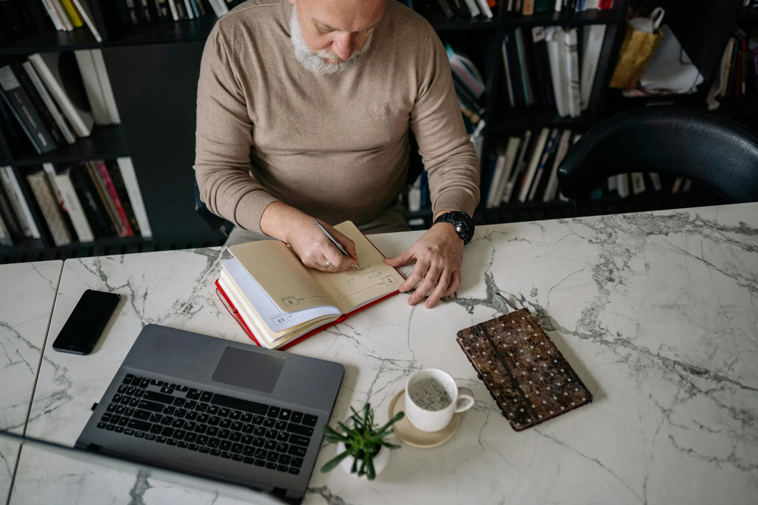 شركة تدفع 495 ألف دولار بسبب عبارة “كبير في السن” بالنسبة لهذا المنصب