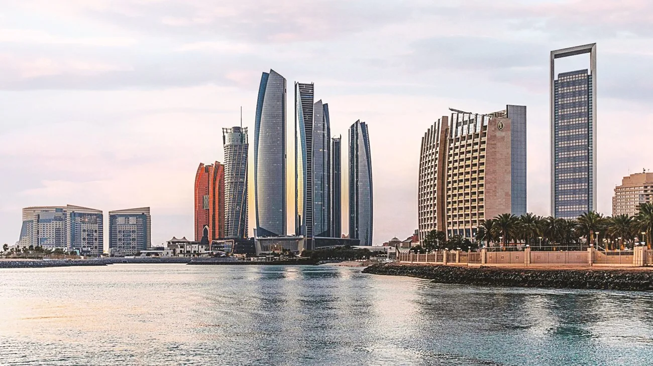 أبوظبي: إصابة شخصين من الجنسية الإماراتية وشخص من الجنسية الهندية بإصابات بسيطة في حادث حبشان